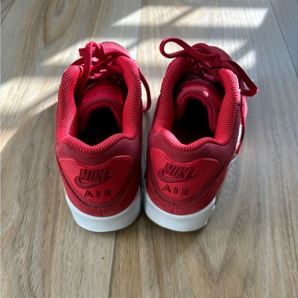 Nike - Women’s Air Max 90 Suede Trainers With Gum Sole - Red - Size 6.5 - Picture 6 of 9